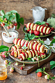 Mini-Pfannkuchen am Spieß mit Erdbeeren