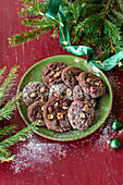 Schokoladen-Cookies mit Haselnüssen