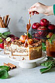 Apfel-Cheesecake mit Karamellsauce und Zimt