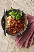 Udon-Nudeln mit schwarzen Bohnen, Geflügelhack und Kimchi