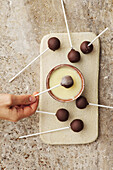 Red wine and pear pops with white chocolate sauce