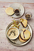 Holländische Kaffee-Stroopjes mit Röst-Sesamsauce