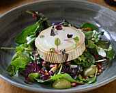 Ziegenkäse auf Blattsalat mit Pinienkernen und Dressing
