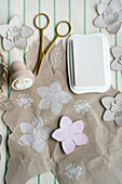 DIY-Blumenstempel, Schere, Stempelkissen und Packpapier