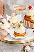 Buttermilch-Cupcakes mit glasierten Erdbeeren und Blattgold