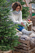 Frau mit weihnachtlicher Tasse und selbstgestrickten Socken 
