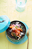 Quinoa-Kaviar mit geräuchertem Lachsfilet