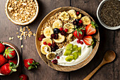 Müsli mit Joghurt, frischen Früchten und Chiasamen
