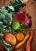 Brokkoli, Rote Bete, Karotten und verschiedene Frucht-Gemüse-Pürees