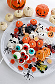 Süßigkeiten-Auswahl für Halloween mit Kürbisdeko