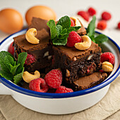 Schokoladen-Brownies mit Cashewnüssen und Himbeeren