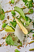Salat mit Spargel, Avocado und grünem Dressing