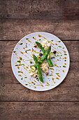 Spargelsalat mit Zucchini, kandiertem Zedrat und schwarzen Oliven