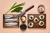 Brothäppchen mit Matjeshering, Meerrettichcreme und Kaviar
