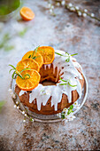 Orangen-Gugelhupf mit weißer Zuckerglasur