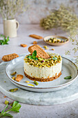Speculoos and pistachio mousse tartlet