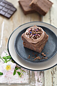 Vegane Kokos-Dattel-Brownies mit Schoko-Frischkäse-Topping