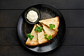 Quesadilla mit Hähnchenfleisch, Käse und Essiggurken dazu Mayonnaise-Dip
