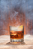 Cocktail mit rauchigem Whisky und Orange Bitter