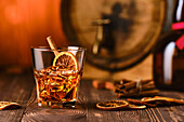Whisky-Cocktail mit Orangenlikör und Zimt