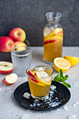 Apfel-Zitronen-Eistee