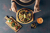 Paella mit Garnelen und Muscheln, Tapas mit Schinken und Oliven