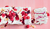 Kokos-Pavlova mit Himbeeren