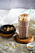 Erdnussriegel-Trinkschokolade mit Sahne und Erdnüssen