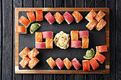 Sushi-Platte mit Lachs, Thunfisch und Räucherfisch