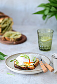 Bärlauchbrot mit pochiertem Ei
