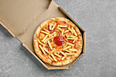 Pizza mit Würstchen und Pommes Frites