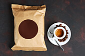Espresso mit Kaffeebohnen und Packung Kaffee