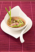 Asiatische Suppe mit Rindfleisch und Spargel