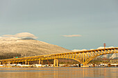 Ironworkers Memorial Second Narrows Crossing über Burrard Inlet mit North Shore Mountains im Hintergrund, North Vancouver, British Columbia, Kanada