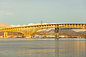 Ironworkers Memorial Second Narrows Crossing über Burrard Inlet mit North Shore Mountains im Hintergrund, North Vancouver, British Columbia, Kanada