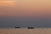 Zwei Fischerboote auf dem Meer bei Sonnenuntergang, Goa, Indien