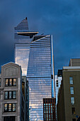 Stadtbild mit dramatischem Himmel, Blick nach Norden vom Stadtteil Chelsea zu 10 Hudson Yards und 30 Hudson Yards, New York City, New York, USA