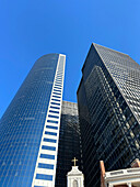 Niedriger Blickwinkel auf zwei moderne Wolkenkratzer, Financial District, New York City, New York, USA