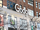 Google-Logo an der Außenseite eines Gebäudes, 111 Eighth Avenue, Chelsea, New York City, New York, USA