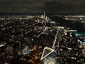 Blick aus hohem Winkel auf 10 Hudson Yards und Umgebung bei Nacht, New York City, New York, USA