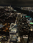 Blick aus hohem Winkel auf 10 Hudson Yards im Vordergrund und Blick nach Süden auf Downtown Manhattan und den Hudson River, New York City, New York, USA
