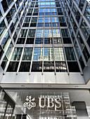 UBS Group AB, Blick von unten auf ein Detail des Gebäudes, 1285 Avenue of the Americas, New York City, New York, USA