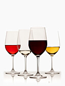 Gläser mit Rot-, Weiß- und Roséwein auf weißem Hintergrund