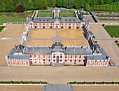 Frankreich, Eure, Le Neubourg, Schloss des Champ de Bataille, das Schloss aus dem XVII. Jahrhundert wurde vom Dekorateur Jacques Garcia renoviert, die Gärten sind als bemerkenswerter Garten zertifiziert (Luftaufnahme)