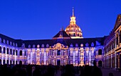 Frankreich, Paris, Hotel des Invalides, beleuchtete Fassade