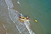 Frankreich, Calvados, Arromanches les Bains, Fischer am Strand (Luftaufnahme)