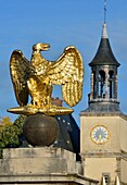 Frankreich, Seine et Marne, Fontainebleau, das königliche Schloss, von der UNESCO zum Weltkulturerbe erklärt, Detail des von Hutault entworfenen Grille d'Honneur