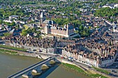 Frankreich, Loiret, Gien, Kirche Sainte Jeanne d'Arc (Jeanne d'Arc), Schloss und Loireufer (Luftaufnahme)