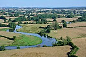 Frankreich, Saone et Loire, Palinges, Ländliche Landschaft, Fluss und Weide (Luftbild)
