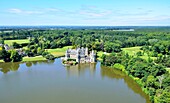 Frankreich, Loire Atlantique, Missillac, Regionaler Naturpark Briere, das Schloss von la Bretesche und sein Golf, Luxushotel der Gruppe Relais et Chateaux (Luftaufnahme)